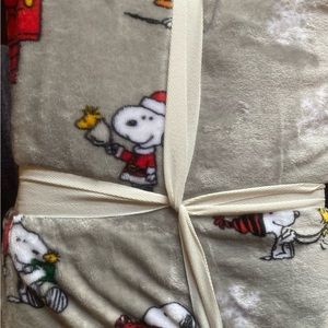 NWT Peanuts Christmas theme fleece throw